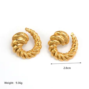 Detail of 18K gold plated stainless steel twisted earrings with 2.8cm width specs