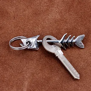 Vintage metalen visgraat sleutelhanger in zilveren afwerking voor auto- en tasaccessoires