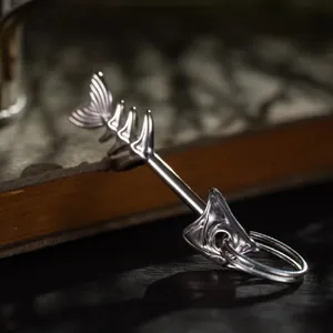 Macro-detail van een vintage visgraat metalen sleutelhanger met realistische botstructuur