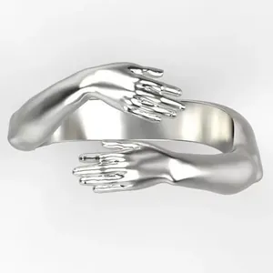 Anillo de abrazo minimalista en plata con un diseño abierto pulido de estilo moderno