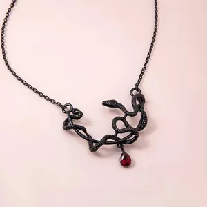 Collar vintage de serpiente negra con un colgante de piedra roja en forma de lágrima