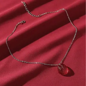 Collana con pendente a cervello rosso gotico e catena argento su seta rossa lussuosa