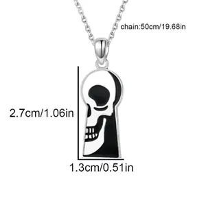 Pendentif tête de mort serrure en émail noir et blanc avec chaîne de 50 cm de long