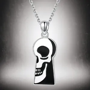 Collier tête de mort gothique avec pendentif trou de serrure et chaîne argentée