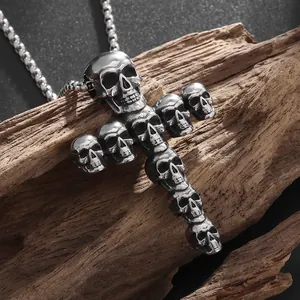Détail macro du pendentif croix crâne rétro sur bois flotté avec chaîne noire