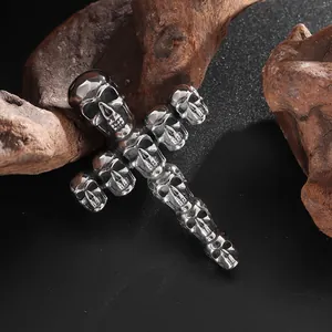 Pendentif croix tête de mort rétro en acier vintage sur support en bois rustique