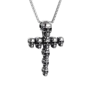 Gros plan du pendentif croix crâne avec finition argentée vieillie et détails de style punk