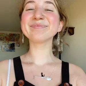 Collana con gatto nero sulla scopa e orecchini a teschio in argento per look di Halloween