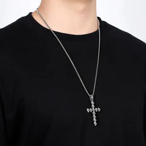 Collier pendentif croix crâne punk pour homme en argent vintage sur chemise noire