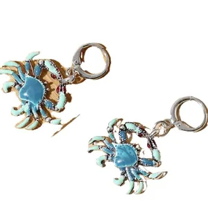 Emaille krab oorbellen in Hawaiiaanse stijl met blauw-groen verloop op zilver