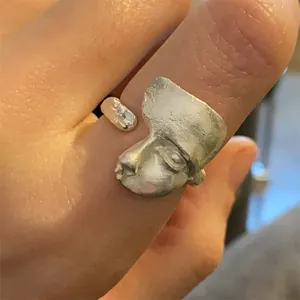 Bague visage artistique en argent avec fini mat et anneau ouvert réglable pour femme