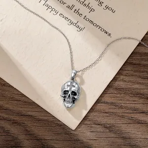 Collier pendentif tête de mort gothique punk avec croix et diamants sur carte cadeau