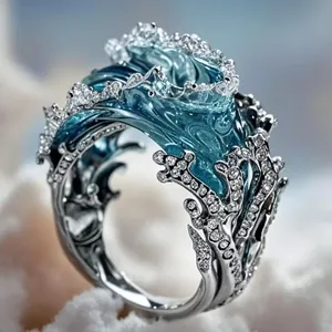 Detail eines Wellen-Rings mit blauem Emaille und funkelnden Mikro-Pavé-Kristallen besetzt