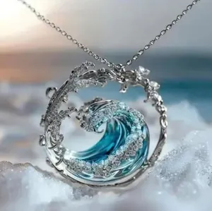 Makroaufnahme von Wellen-Halskettenanhänger mit blauem Emaille und Zirkonia
