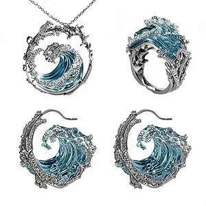 Detailansicht des silbernen Wellen-Schmucksets mit blauer Emaille und Kristallen