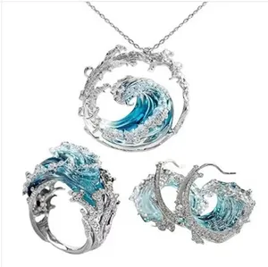 Makroaufnahme von Wellen-Schmuckset mit blauem Emaille und weißen Zirkoniasteinen