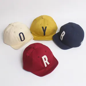 Casquette à Visière pour Enfants en Coton avec Lettre Patch Visière Souple Protection Solaire Chapeau de Baseball Garçons Filles Décontracté Voyage en Plein Air