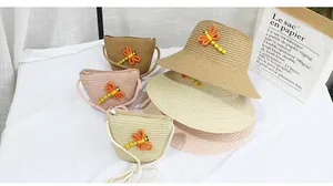 Détail d'un chapeau de paille enfant et sac bandoulière avec décor de libellule 3D