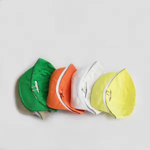 Dettaglio delle fibbie in metallo su cappellini da baseball colorati per bambini