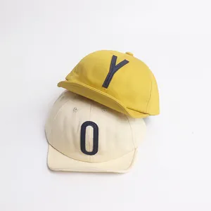 Casquettes soleil en coton pour enfants en jaune et crème avec broderie de lettres