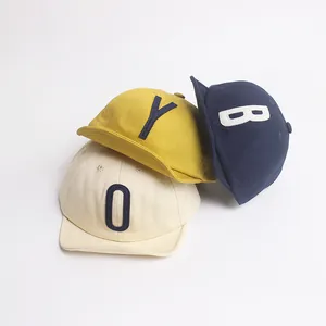 Casquettes bébé en coton à bord souple en jaune, bleu marine et crème avec broderie