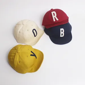 Détail à plat de casquettes de baseball pour bébé en coton avec lettres brodées multicolores