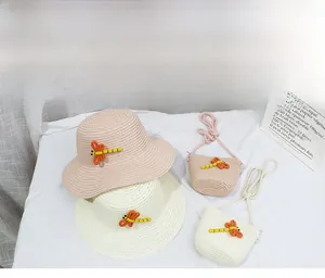 Détail de l'ensemble chapeau de paille et sac bandoulière avec décoration libellule