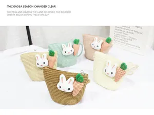 Mini-Strohtaschen für Mädchen mit niedlichen Hasen- und Karotten-Patches in fünf Farben