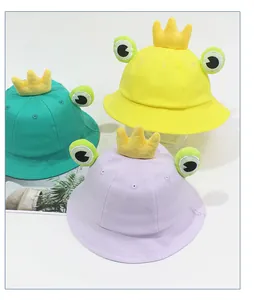 Détail de chapeaux de soleil grenouille pour enfants avec couronnes en vert jaune et mauve