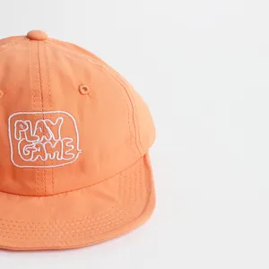 Leuchtend orangefarbene Baseballkappe für Kinder mit weißer PLAY GAME Stickerei und Stoff