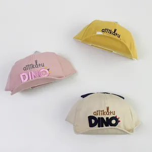 Lot de trois chapeaux de soleil en coton pour bébés, coloris jaune, rose et beige avec broderie