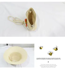 Détails du chapeau de paille beige et du sac à bandoulière avec fermeture éclair carotte