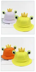 Détail de chapeaux soleil grenouille en coton avec couronne 3D et yeux en violet et jaune