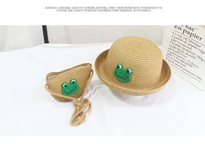 Vista detallada del sombrero de paja y bolso bandolera a juego con parche de rana