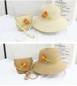 Détail de l'ensemble chapeau de paille et sac bandoulière avec décorations libellules