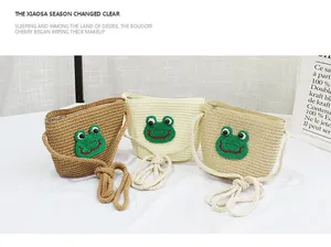Detalle de textura de bolsos de paja tejidos con lindos parches de ranas hechas a mano