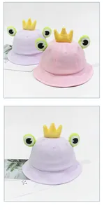 Détail de chapeaux cloches en coton pour enfants avec couronne 3D et yeux de grenouille