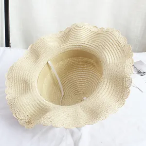 Dettaglio di cappello di paglia estivo con trama intrecciata e sottogola regolabile