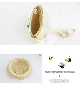 Detalle del sombrero de paja beige con correa y bolso bandolera a juego para verano