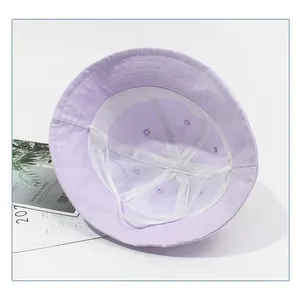 Détail de l'intérieur du chapeau de soleil en coton violet avec bandeau et coutures