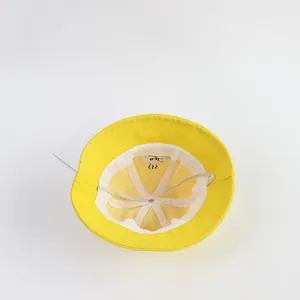 Vista interior del sombrero de sol amarillo para bebé con forro de malla y correa elástica