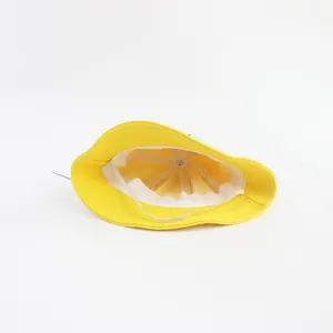 Detalle de gorro de bebé amarillo con forro de malla transpirable y correa para barbilla