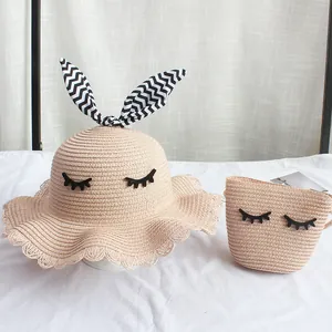Dettaglio del set cappello e borsa di paglia per bambini con orecchie di coniglio