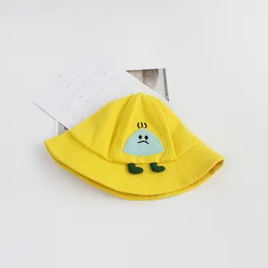 Sombrero de pescador amarillo para bebé de algodón con bordado y patitas decorativas