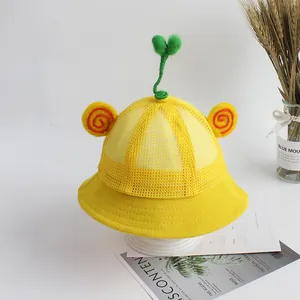 Dettaglio del cappello da sole giallo per bambini traspirante con decoro a germoglio e orecchie