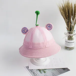 Dettaglio cappello parasole rosa traspirante per bambini con grazioso germoglio verde