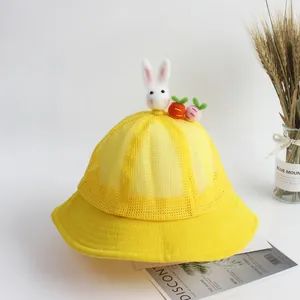 Dettaglio del cappello da sole giallo in mesh per bambini con coniglio 3D e carota di peluche
