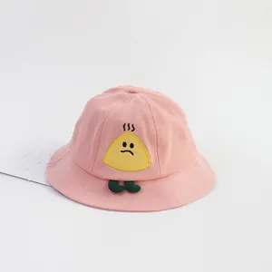 Detalle de gorro de sol para bebé en algodón rosa con bordado de dibujos animados