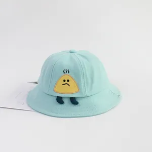 Detalle de gorro de pescador celeste para bebé en algodón con parche de dibujo animado