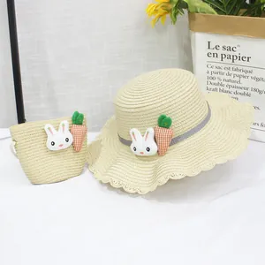 Dettaglio di cappello di paglia estivo e borsa con decorazioni di coniglio e carota
